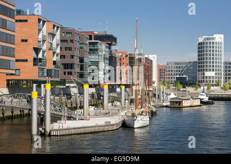 Modernen Büro- und Wohngebäude, Wohntürme, den historischen Hafen in der HafenCity, Hamburg, Deutschland, Europa Stockfoto