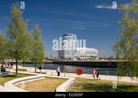 Modernen Büro- und Wohngebäude, Wohntürme, den historischen Hafen in der HafenCity, Hamburg, Deutschland, Europa Stockfoto