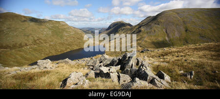 Auf Sitz Sandale Panorama Grizedale Tarn Dollywaggon Pike Fairfield und St Sunday Crag vom Sitz Sandale Stockfoto