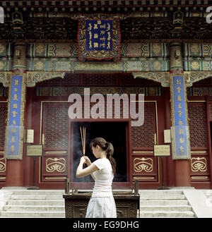 Frau beten im Tempel, Peking, China Stockfoto