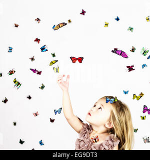 Mädchen mit Schmetterlingen auf weiß Stockfoto