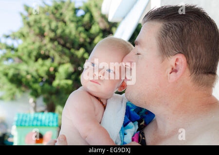 Porträt eines Vaters küssen seinen Sohn Stockfoto