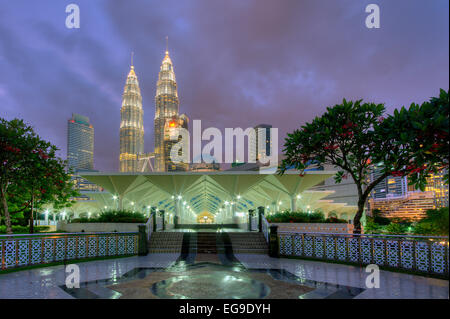 Malaysia, Blick auf die beleuchtete als Syakirin Moschee (Masjid als Syakirin) und Kuala Lumpur im Hintergrund Stockfoto