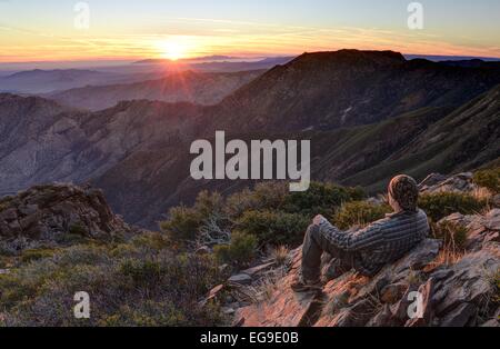 USA, California, Cleveland National Forest, Wanderer auf der Suche bei Sonnenaufgang Stockfoto