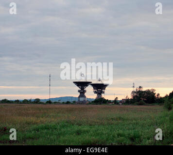 Locator einer Weltraum Kommunikation gegen einen Sonnenuntergang. Stockfoto