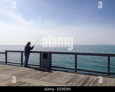 Mann in der Pier Fischerei Stockfoto