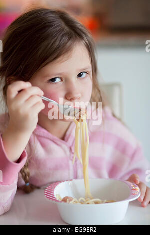 Kleines Mädchen (4-5) Essen Spaghetti zum Mittagessen Stockfoto