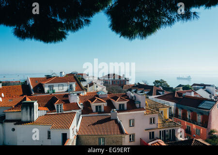 Portugal, Lissabon, erhöhten Blick auf die Dächer der Gebäude in Stadt Stockfoto