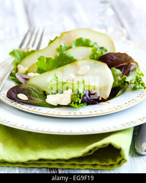 Salat mit Birnen auf Teller serviert Stockfoto