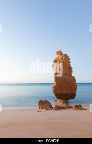 Meeresstapel im Meer bei Sonnenaufgang, Praia da Marinha, Caramujeira, Lagoa, Algarve, Portugal Stockfoto