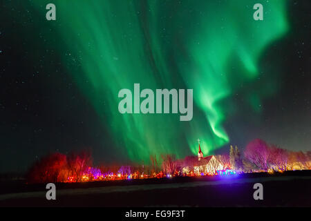 Nordlichter über der beleuchteten Kirche bei Nacht, Reykjavik, Island Stockfoto