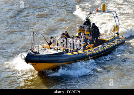 London, England, Vereinigtes Königreich. Touristen auf einem Schlauchboot Erfahrungsaustausch Thames RIB (Rigid Inflatable Boat) Stockfoto