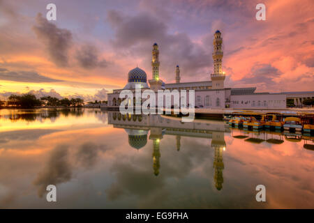 Malaysia, Sabah, Kota Kinabalu Stadt Moschee, Blick auf die Moschee während des Sonnenuntergangs Stockfoto