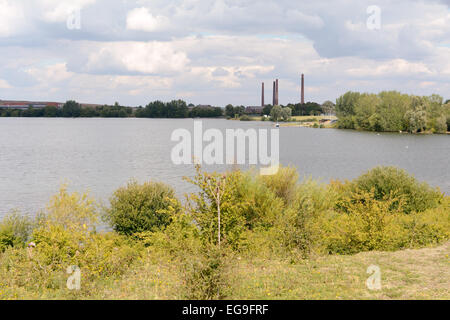 Londoner Brick Company Fabrikschlote neben See bei Stewartby, Bedfordshire, England Stockfoto