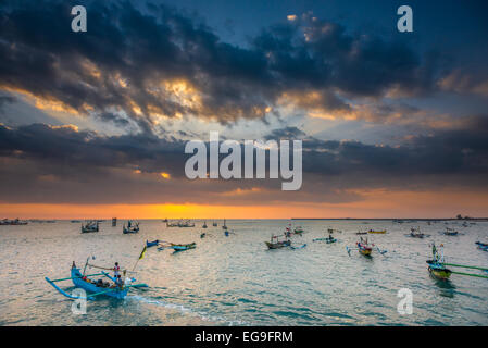 Indonesien, Bali, Jimbaran Bay, Angelboote/Fischerboote unterwegs bei Sonnenuntergang Stockfoto