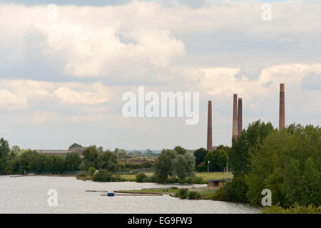 Londoner Brick Company Fabrikschlote neben See bei Stewartby, Bedfordshire, England Stockfoto