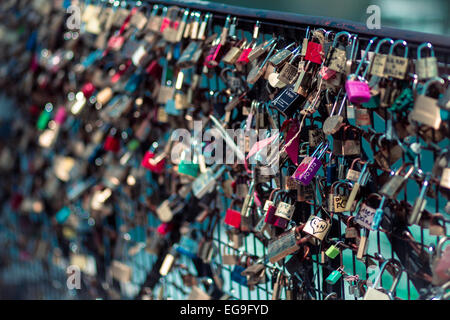 Frankreich, Paris, Liebe Vorhängeschlösser auf Pont des Arts Stockfoto