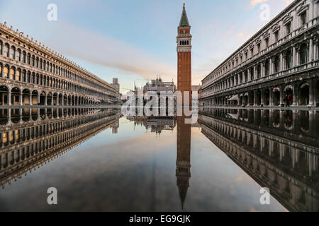 Italien, Venedig, Piazza San Marco, symmetrische Ansicht der Architektur spiegelt sich im Wasser Stockfoto