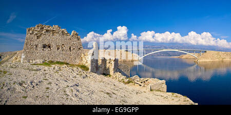 Insel Pag Wüste Ruinen und Brücke Panorama, Dalmatien, Kroatien Stockfoto