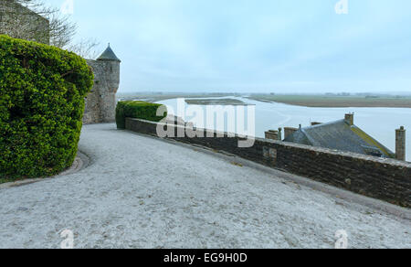 Meerblick von den Wänden des Mont Saint-Michel.  In der XI-XVI Jahrhundert gebaut. Stockfoto