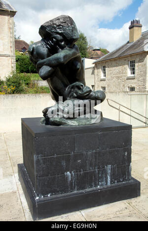 WARWICKSHIRE; COMPTON VERNEY; 'GEFALLEN KARYATIDE MIT STEIN"VON RODIN Stockfoto