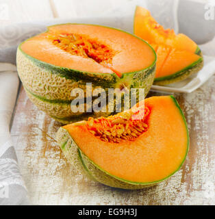 Frische Melone Melone auf einem Tisch. Selektiven Fokus Stockfoto