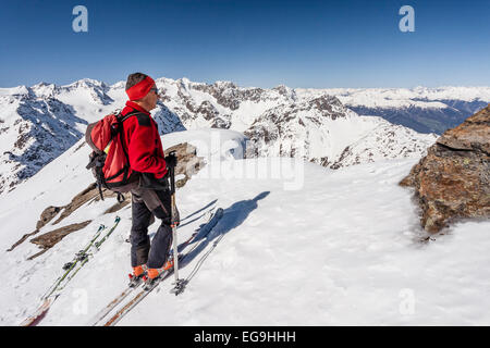 Tourengeher am Gipfelgrat mit überhängenden Schnee, während die Besteigung des Mt Laaser Spitze, auch Mt Orgelspitze im Val Martello Stockfoto