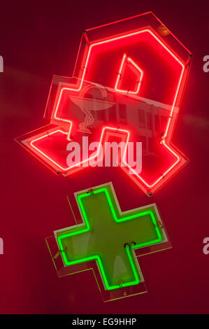 Leuchtreklame einer Apotheke mit einem grünen Kreuz, Schleswig-Holstein, Deutschland Stockfoto