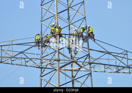 Obenliegende Linemen arbeiten an einem Hochspannungsmast, Waiblingen, Baden-Württemberg, Deutschland Stockfoto