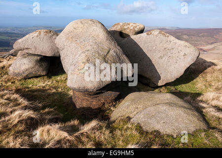 Gritstone Felsformationen auf der westlichen Seite der Kinder Scout in High Peak, Derbyshire. Stockfoto