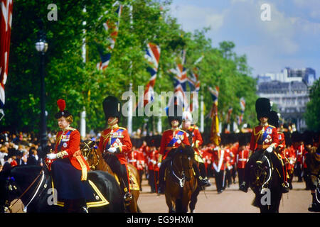 HM die Königin führt die Trooping die Farbe über The Mall auf ihrem Pferd Birmanisch. London. VEREINIGTES KÖNIGREICH. Ca. 80er Jahre Stockfoto