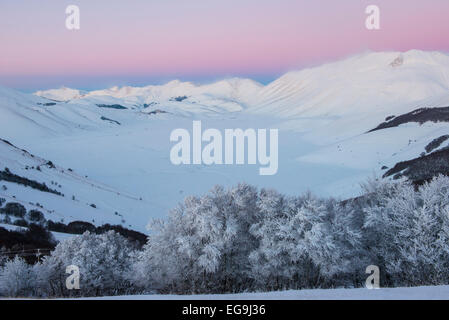 Piano Grande Castelluccio di Norcia bei Sonnenuntergang im Winter, Nationalpark Monti Sibillini Berge, Umbrien, Italien Stockfoto