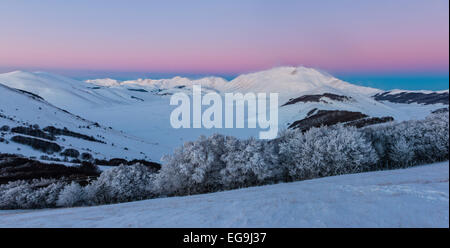 Piano Grande Castelluccio di Norcia bei Sonnenuntergang im Winter, Nationalpark Monti Sibillini Berge, Umbrien, Italien Stockfoto