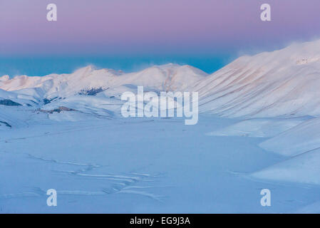 Piano Grande Castelluccio di Norcia bei Sonnenuntergang im Winter, Nationalpark Monti Sibillini Berge, Umbrien, Italien Stockfoto