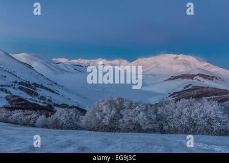 Piano Grande Castelluccio di Norcia bei Sonnenuntergang im Winter, Nationalpark Monti Sibillini Berge, Umbrien, Italien Stockfoto