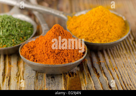 Verschiedene Gewürze Auswahl auf Holztisch. Selektiven Fokus Stockfoto