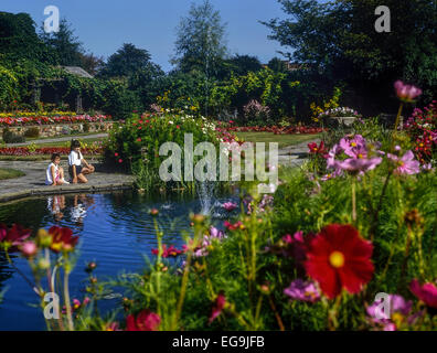 Mädchen in einem öffentlichen Garten. Southend. Essex. UK Stockfoto