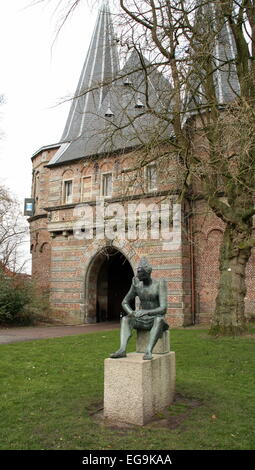 Stadttor "Broederpoort" von 1465 und Statue in Kampen. Niederlande Stockfoto