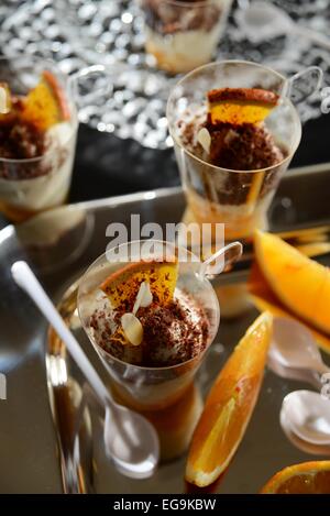 Tiramisu in Gläser und Scheiben von orange Stockfoto