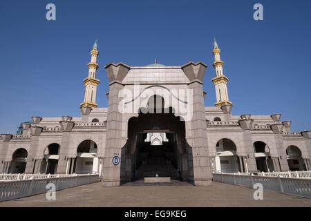 Malaysia, Kuala Lumpur, symmetrische Blick auf The Federal Territory Moschee gegen blauen Himmel Stockfoto