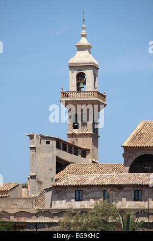 Glockenturm der Kirche des Klosters von Santa Clara in Palma De Mallorca, Spanien Stockfoto
