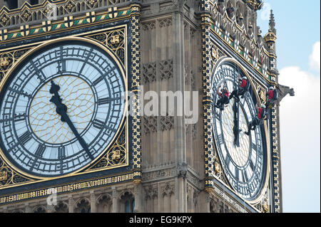 Arbeiter waschen das Ziffernblatt auf der Londoner Wahrzeichen Big Ben (St.-Stephans Turm) Featuring: Ansicht wo: London, Vereinigtes Königreich bei: 18. August 2014 Stockfoto