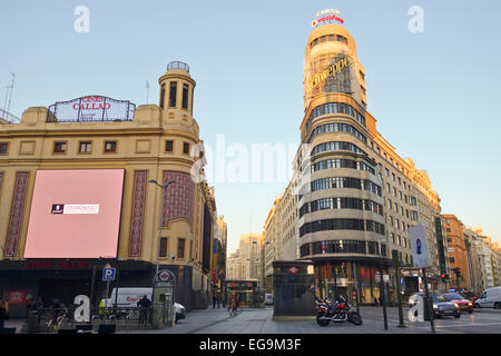 Das Kapitolgebäude (VINCCI CAPITOL) und das Kino Caloa Gebäude in Gran Vía, Madrid, Spanien. Stockfoto