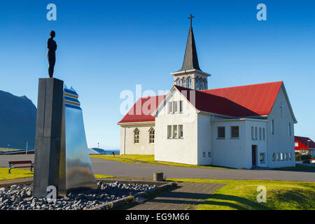 Kirche und Statue in einem Dorf Stockfoto