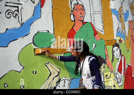 Bangladeshi Fine Arts Schüler und Lehrer zu malen an der Wand vor der Shahid Minar (Sprache Bewegung Mausoleum), in Dhaka am 20. Februar 2012, im Rahmen der Vorbereitungen für die bevorstehenden Tag der Muttersprache Märtyrer und internationalen Mutter Sprache Tag. Märtyrer-Tag Sprache zeichnet sich in Bangladesch memorialize die verstorbenen während der Proteste am 21. Februar 1952 gegen die dann pakistanischen Staaten Regierungen Name Urdu als die nationale Sprache, trotz Ost-Pakistan ist (jetzt Bangladesh) Bengali sprechen Mehrheit. Stockfoto