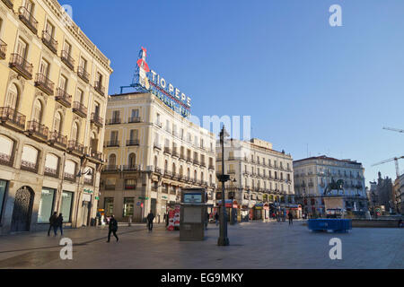 Madrid Spanien. Puerta del Sol, Platz, mit Tio Pepe González Byass Neon Schild, Madrid, Spanien. Stockfoto