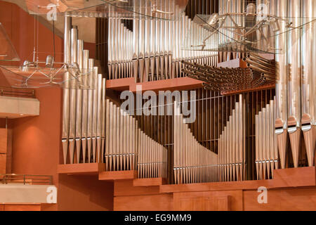 Orgelpfeifen und Leuchten in der Aula der Bridgewater Hall in Manchester, UK. Stockfoto