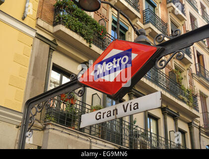 Vintage Metro-Schild am Eingang Gran Via u-Bahn, Madrid, Spanien. Stockfoto