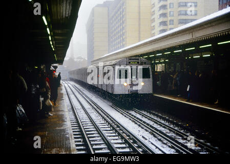 Kreis-Linie u-Bahn Ankunft am Kensington High Street u-Bahnstation in der Schneedusche. London. UK Stockfoto