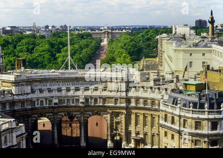 The Mall zum Buckingham Palace von Marble Arch London blickte. UK Stockfoto